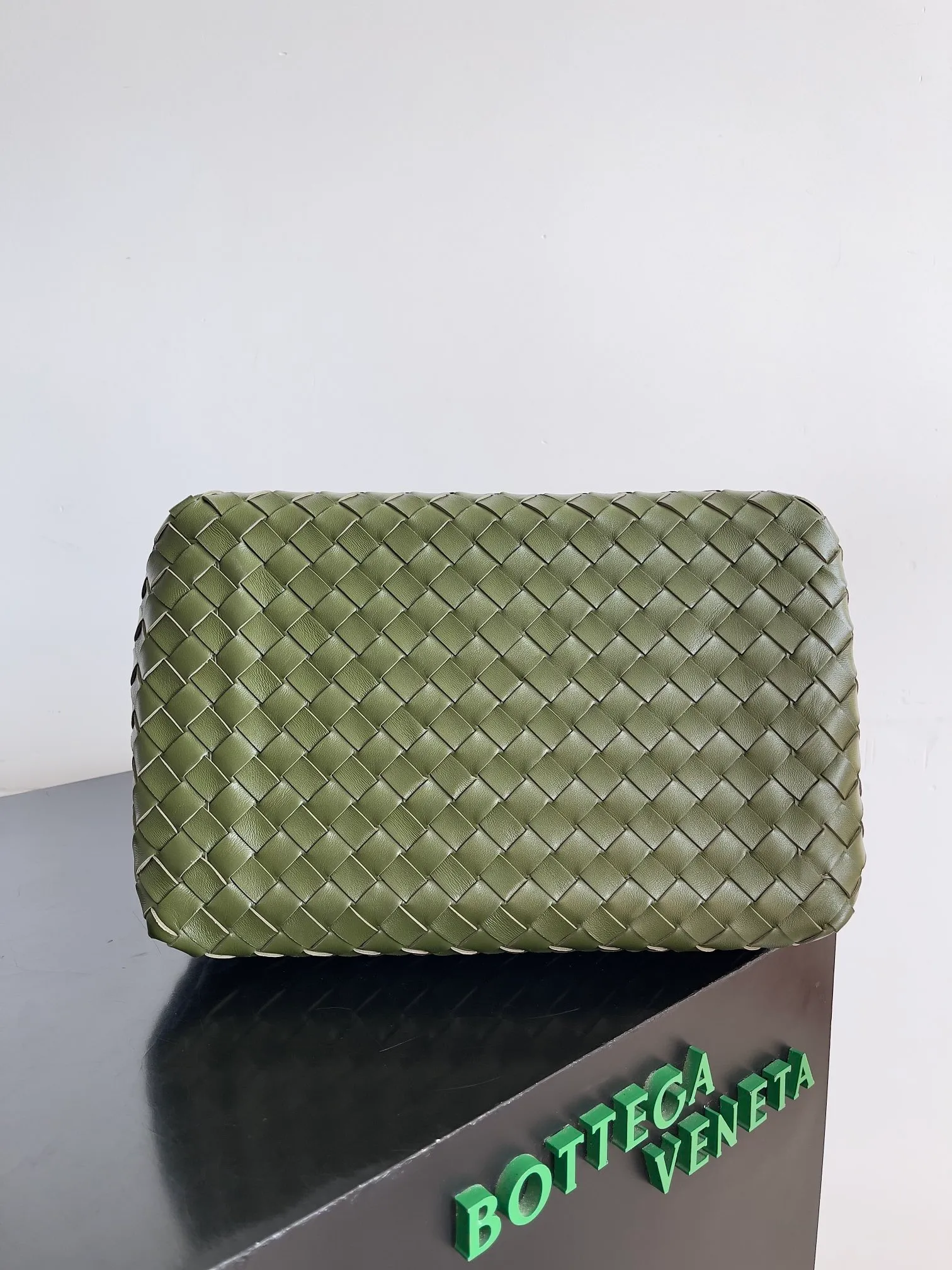 Batch 2660 24 early autumn new model Andiamo Parachute is made of a whole piece of woven leather. It is processed by folding stitching at the four corners. # Craftsmanship and creativity. The large size is atmospheric and practical. One of the must-selects for BV. It has a large space, can hold a computer, the shoulder strap is thick, and the upper shoulder is very comfortable. The large parachute can be carried on the body and can be carried on the body. The upper body is versatile and cute☺️ Style number: 796571 Size: 30*26*20cm